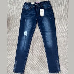 NEVER WORN ‼️ Dark Wash Distressed Jeans 👖